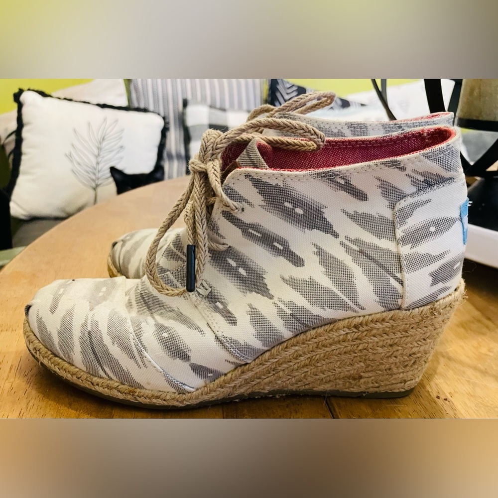 Cute EUC Batik Print Toms Wedges.